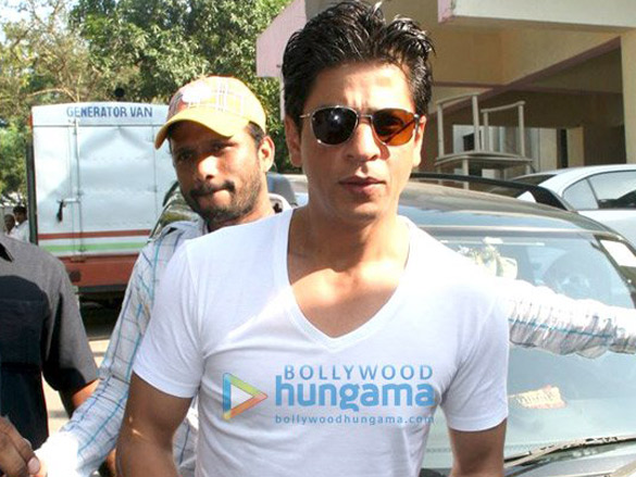 Shahrukh Khan meets Akshay Kumar on the sets of ‘Blue’