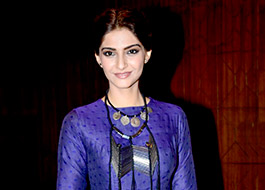 sonam kapoor in coldplay song sonam kapoor in coldplay song