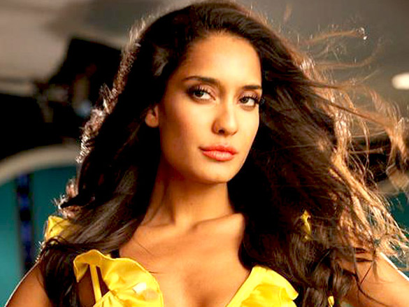 Bollywood Hot Photos: lisa ray hot