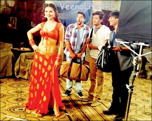 Urvashi Rautela Nude Fucking Video - Check out: Urvashi, Riteish, Aftab and Vivek on the sets of Great Grand  Masti : Bollywood News - Bollywood Hungama