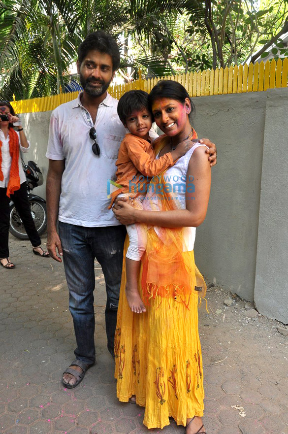 Shabana Azmi & Javed Akhtar celebrate Holi with family & friends ...