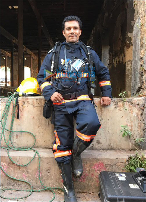 Check Out Randeep Hooda Supports Mumbai Fire Department Bollywood Hungama
