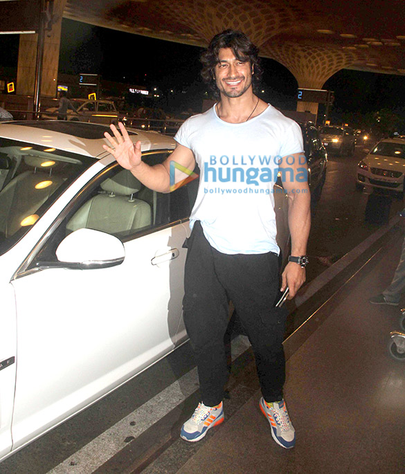 Vidyut Jamwal leaves for the shoot of ‘Commando 2’ in Bangkok Vidyut Jamwal leaves for the shoot of 'Commando 2' in Bangkok