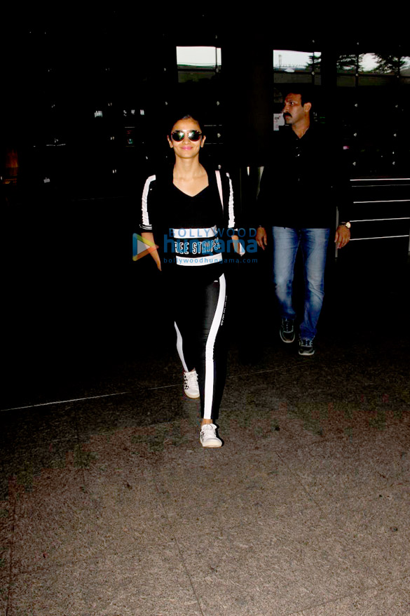 Alia Bhatt & Bipasha Basu snapped at the airport