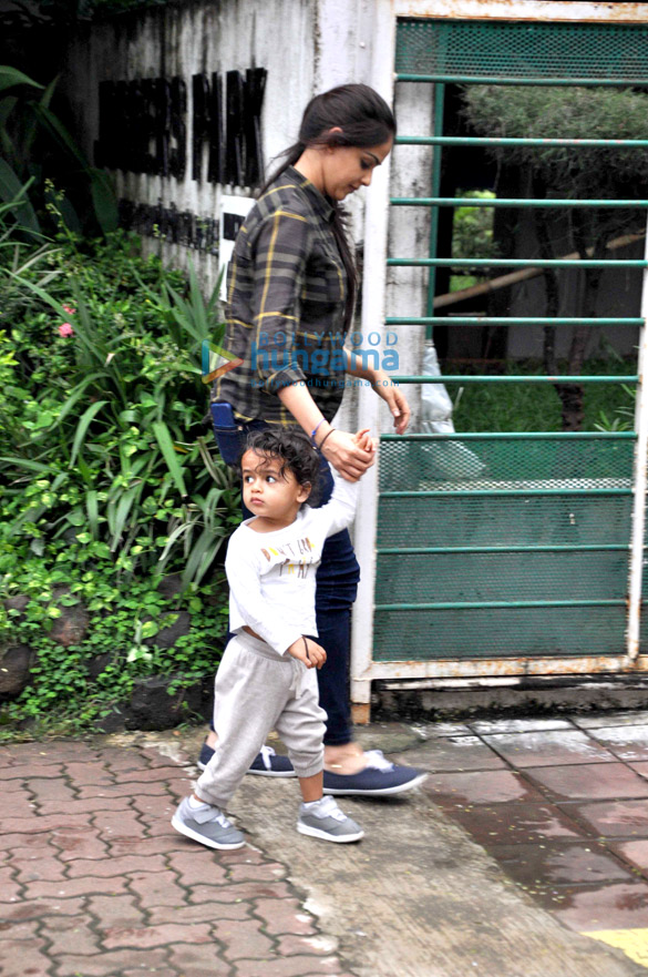 Riteish Deshmukh Genelia Dsouza Snapped With Their Son At Joggers Park Bandra Riaan Deshmukh Genelia Dsouza Images Bollywood Hungama