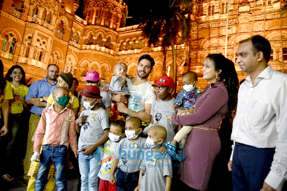 Varun Dhawan and Amruta Fadnavis spread awareness about cancer Varun Dhawan and Amruta Fadnavis spread awareness about cancer