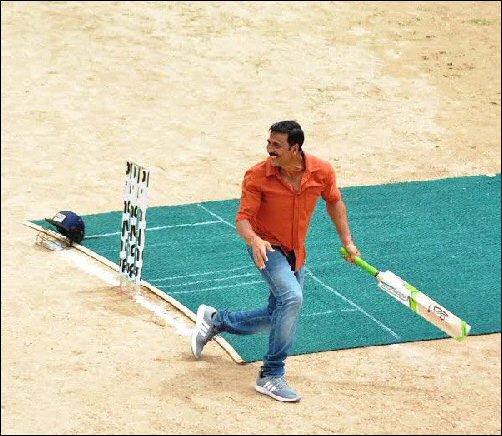 Check out: Akshay Kumar plays cricket on the sets of Jolly LLB 2