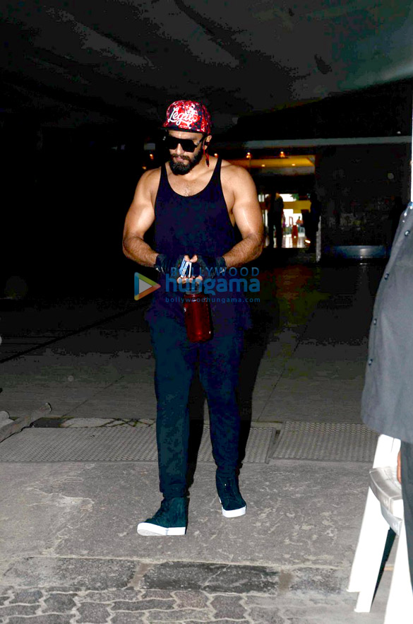 Ranveer Singh snapped post his gym session in Bandra Ranveer Singh snapped post his gym session in Bandra