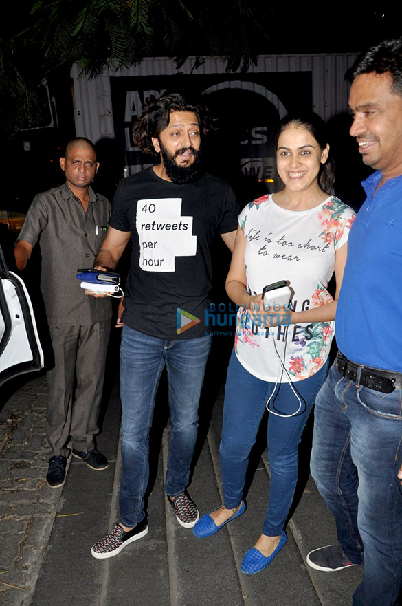 Riteish Deshmukh, Genelia Dsouza & Mushtaq Sheikh snapped at Starbucks Riteish Deshmukh, Genelia Dsouza & Mushtaq Sheikh snapped at Starbucks