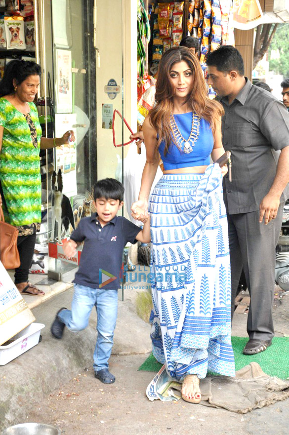 Shilpa Shetty snapped with her son shopping at a Pet shop Shilpa Shetty snapped with her son shopping at a Pet shop