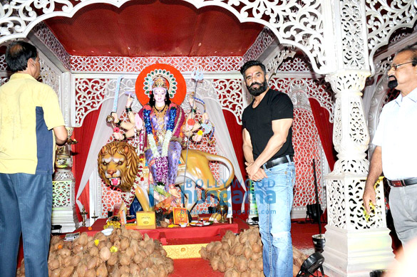 Suniel Shetty visits Navratri Pandal to seek blessings Suniel Shetty visits Navratri Pandal to seek blessings