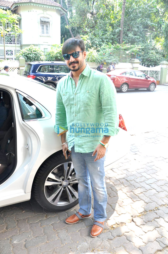 Vivek Oberoi snapped with his mom in Bandra Vivek Oberoi snapped with his mom in BandraVivek Oberoi snapped with his mom in Bandra