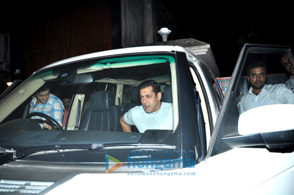 Salman Khan, Sangeeta Bijlani and others snapped in Bandra Salman Khan, Sangeeta Bijlani and others snapped in Bandra