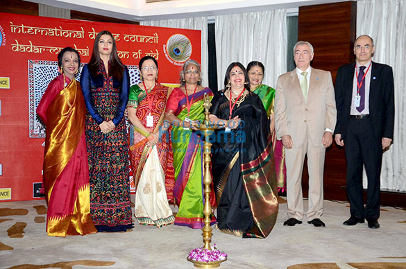 Aishwarya Rai Bachchan graces the ‘International Dance Congress Meet’ with her dance teacher Lata Surendra Aishwarya Rai Bachchan graces the 'International Dance Congress Meet' with her dance teacher Lata Surendra