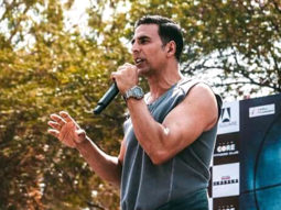 Watch: Akshay Kumar gets pinned down by a girl in Delhi
