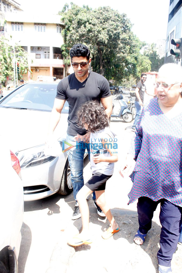 Farhan Akhtar takes mom Honey Irani out for lunch in Bandra Farhan Akhtar takes mom Honey Irani out for lunch in Bandra