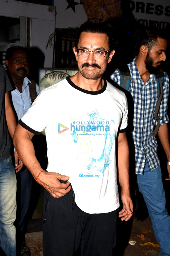 Aamir Khan snapped post collecting his new spectacles in Bandra Aamir Khan snapped post collecting his new spectacles in Bandra