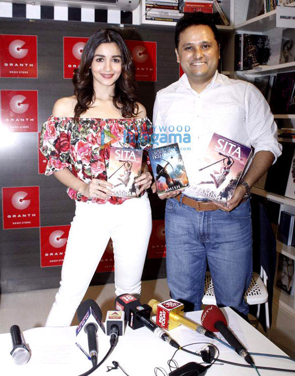 Alia Bhatt unveils author Amish’s new book at Granth in Juhu Alia Bhatt unveils author Amish's new book at Granth in Juhu