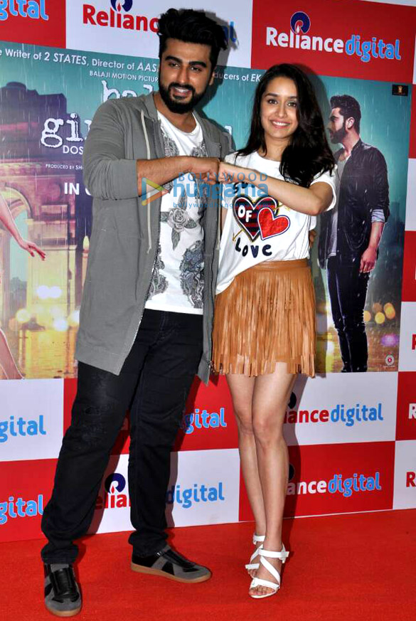Arjun Kapoor and Shraddha Kapoor snapped at Half Girlfriend promotions in Juhu Arjun Kapoor and Shraddha Kapoor snapped at Half Girlfriend promotions in Juhu