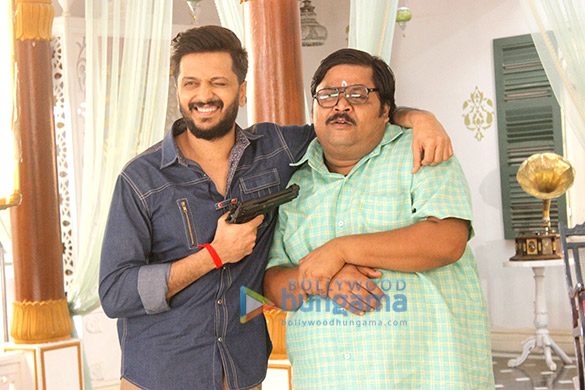 Riteish Deshmukh snapped promoting ‘Bank Chor’ on the sets of Chidiya Ghar Riteish Deshmukh snapped promoting 'Bank Chor' on the sets of Chidiya Ghar