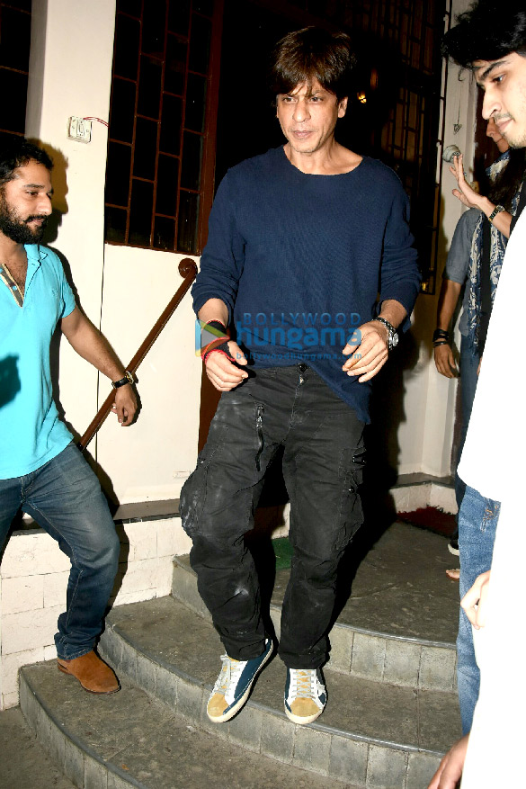 Shah Rukh Khan snapped post dubbing in Bandra Shah Rukh Khan snapped post dubbing in Bandra