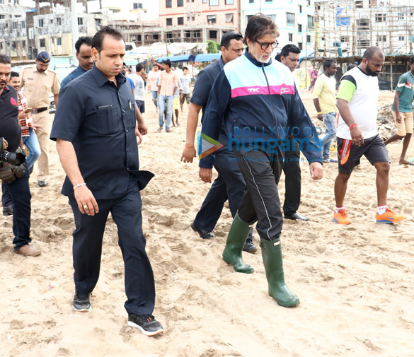 Amitabh Bachchan cleans Versova Beach; supports cleanliness drive Amitabh Bachchan cleans Versova Beach and shows his support towards the cleanliness drive