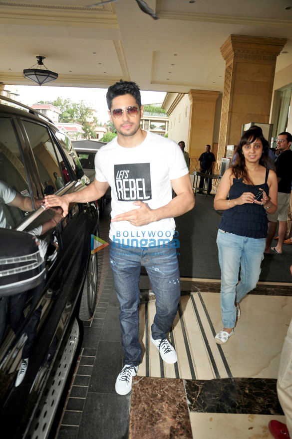 Sidharth Malhotra and Jacqueline Fernandez snapped at the promotions of ‘A Gentleman’ Sidharth Malhotra and Jacqueline Fernandez snapped at the promotions of 'A Gentleman'