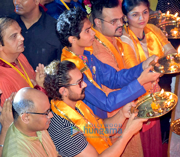 Aamir Khan graces Navratri Pooja in Vadodara Aamir Khan graces Navratri Pooja in Vadodara