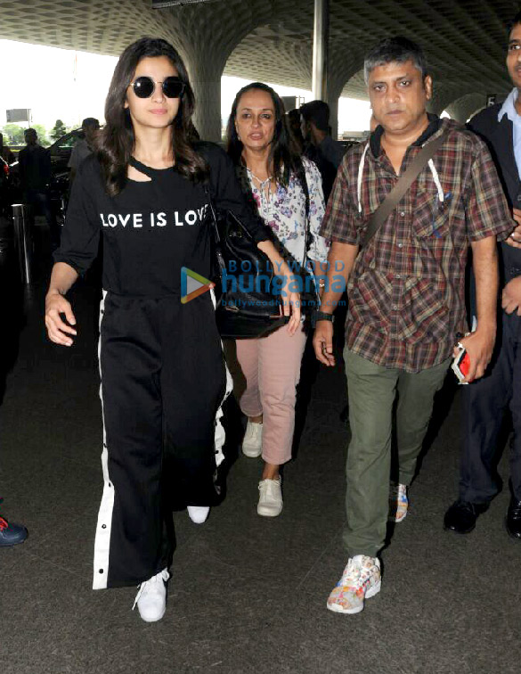 Alia Bhatt, her mother and Sunil Grover snapped at the airport Alia Bhatt, her mother and Sunil Grover snapped at the airport