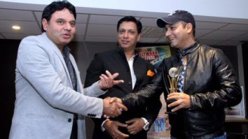 Madhur Bhandarkar awards Faridoon Shahryar for excellence in journalism at Bollywood Festival Norway