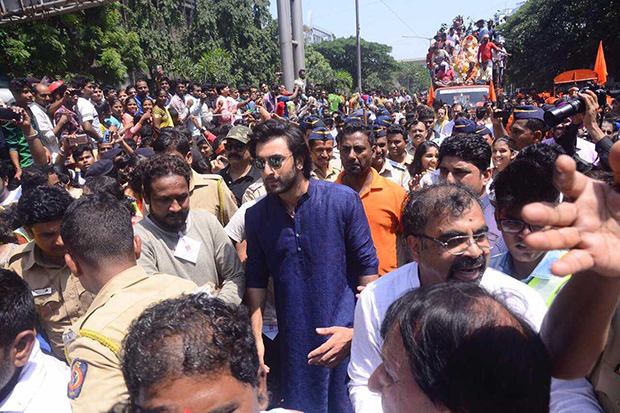 Ganpati Visarjan: Ranbir Kapoor, Rishi Kapoor and family ...