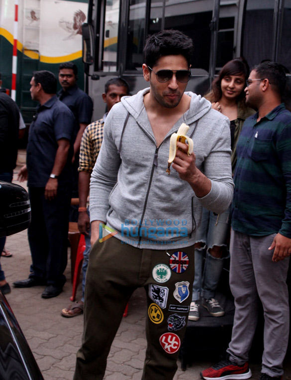Sidharth Malhotra spotted after ‘Ittefaq’ photoshoot in Mehboob Studio Sidharth Malhotra spotted after 'Ittefaq' photoshoot in Mehboob Studio