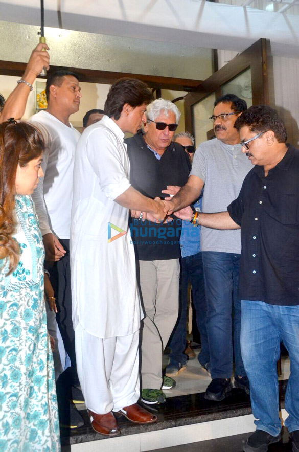 Shah Rukh Khan, Farah Khan, Divya Dutta and others at Kundan Shah’s prayer meet Shah Rukh Khan, Farah Khan, Divya Dutta and others at Kundan Shah's prayer meet