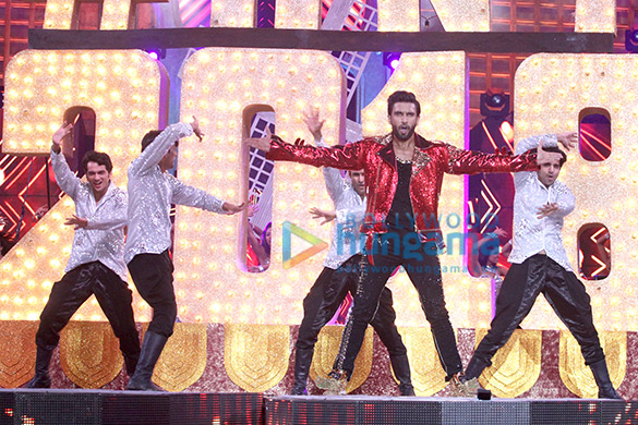 Priyanka Chopra, Katrina Kaif, Varun Dhawan, Ranveer Singh and others perform at Zee Cine Awards 2017 Priyanka Chopra, Katrina Kaif, Varun Dhawan, Ranveer Singh and others perform at Zee Cine Awards 2017