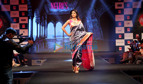 Shilpa Shetty walks the ramp for Neeru’s Shilpa Shetty walks the ramp for Neeru's