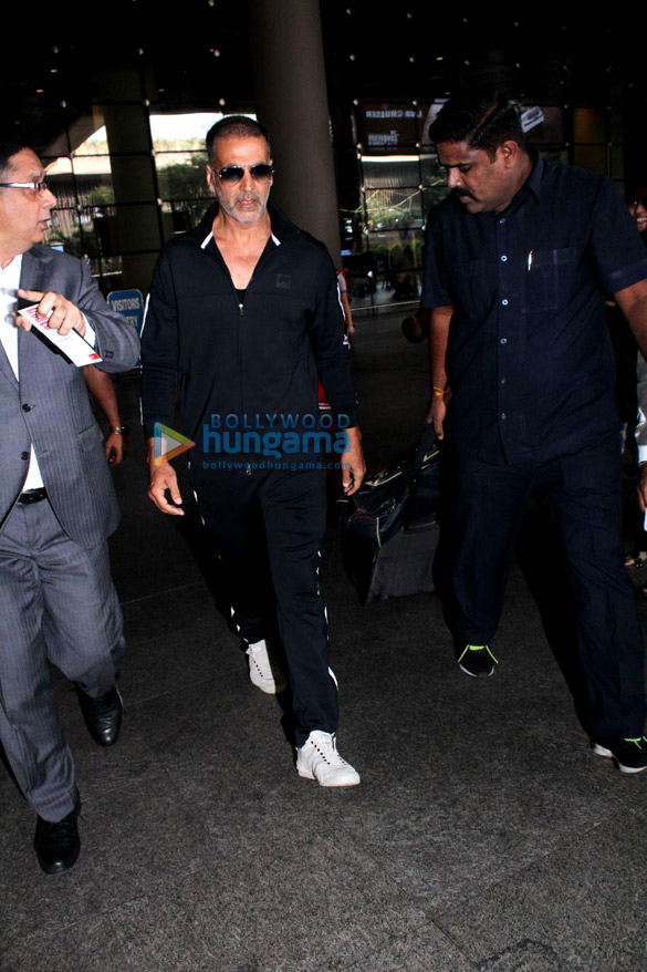 Akshay Kumar, Twinkle Khanna, Esha Gupta, Chiranjeevi and Kriti Sanon snapped at the airport Akshay Kumar, Twinkle Khanna, Esha Gupta, Chiranjeevi and Kriti Sanon snapped at the airport