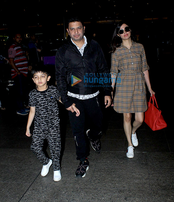 Bhushan Kumar snapped with his family at the airport Bhushan Kumar snapped with his family snapped at the airport