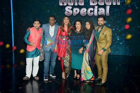 Farah Khan with Shilpa Shetty on the sets of Super Dancer 2 Farah Khan with Shilpa Shetty on the sets of Super Dancer 2