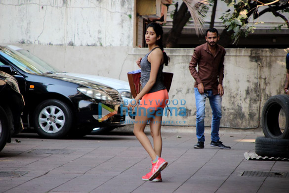 Jhanvi Kapoor, Aayush Sharma and Sophie Choudry snapped in Mumbai Jhanvi Kapoor, Aayush Sharma and Sophie Choudry snapped in Mumbai