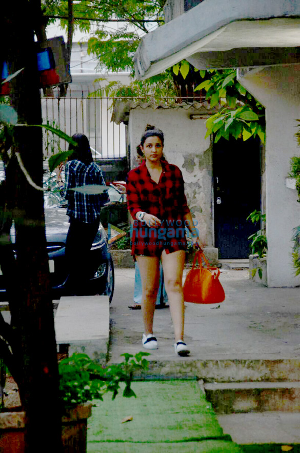 Parineeti Chopra at Kromakay in Juhu Parineeti Chopra at Kromakay in Juhu