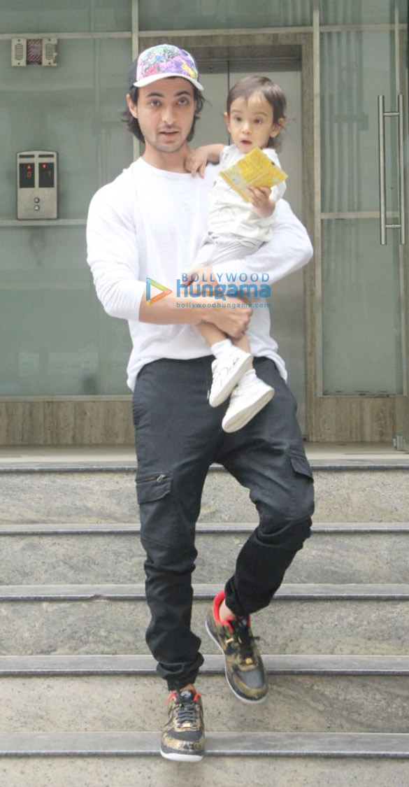 Ayush Sharma spotted with his son at his school in Bandra Ayush Sharma spotted with his son at his school in Bandra