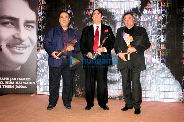 Randhir Kapoor, Rishi Kapoor & Rajiv Kapoor receive Raj Kapoor’s award Randhir Kapoor, Rishi Kapoor & Rajiv Kapoor receive Raj Kapoor's award