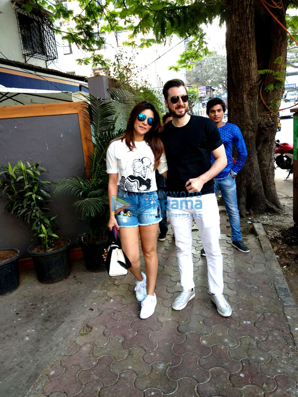 Shama Sikander snapped with her boyfriend in Mumbai Shama Sikander snapped with her boyfriend in Mumbai
