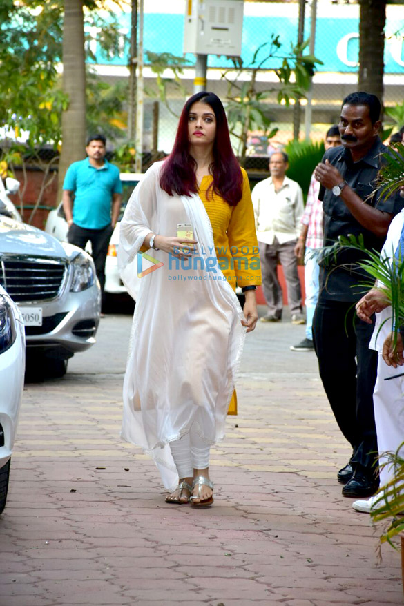 Celebs attend Shammi Aunty’s prayer meet Celebs attend Shammi Anuty's prayer meet