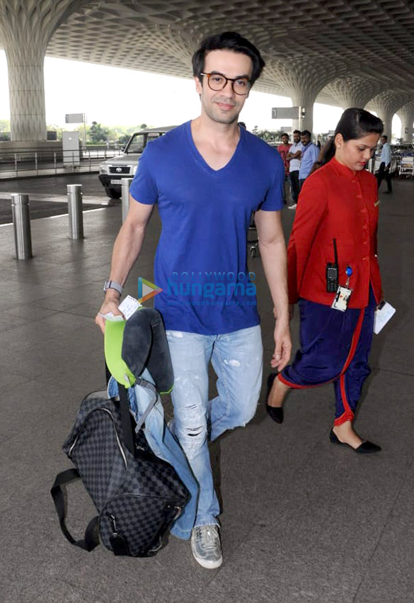 Kunal Khemu Soha Ali Khan And Others Snapped At The Airport Punit Malhotra Images Bollywood Hungama