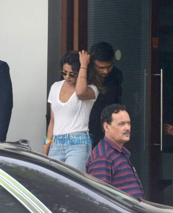 Priyanka Chopra and Nick Jonas snapped at the Kalina airport gate Priyanka Chopra and Nick Jonas snapped at the Kalina airport gate