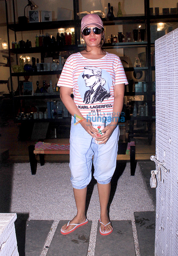 Richa Chadda spotted at BBlunt in Khar Richa Chadda spotted at BBlunt in Khar