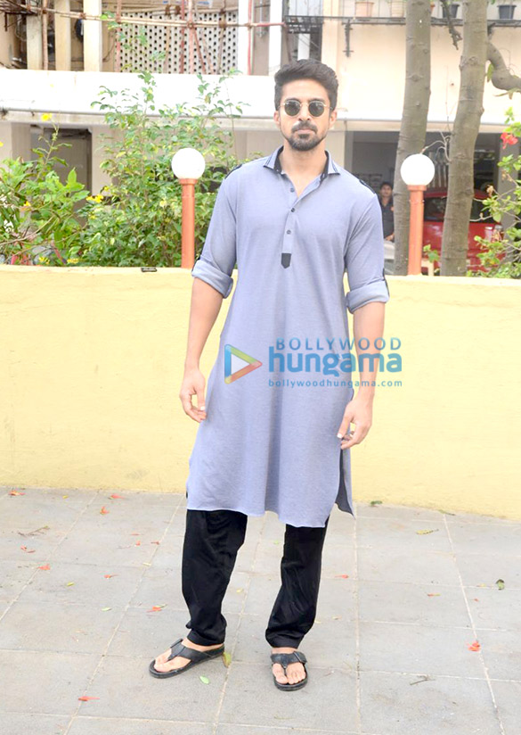 Saqib Saleem snapped celebrating Eid in Bandra Saqib Saleem snapped celebrating Eid in Bandra