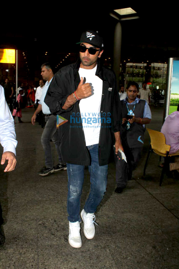 Ranbir Kapoor, Kareena Kapoor Khan, Sonal Chauhan and others snapped at the airport Ranbir Kapoor, Kareena Kapoor Khan, Sonal Chauhan and others snapped at the airport