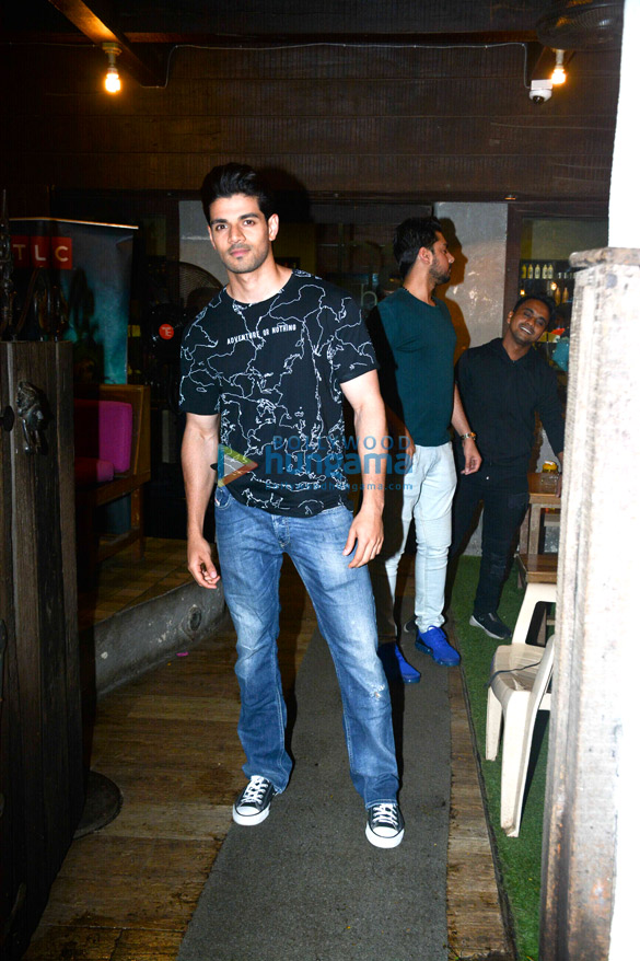 Sooraj Pancholi spotted at Hakim’s Aalim in Bandra Sooraj Pancholi spotted at Hakim’s Aalim in Bandra